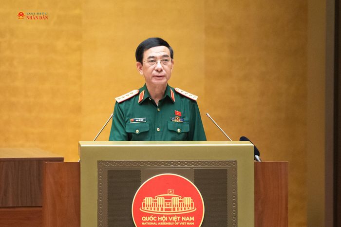 Phó Thủ tướng Chính phủ, Bộ trưởng Bộ Quốc phòng, Đại tướng Phan Văn Giang trình bày Tờ trình dự án Luật sửa đổi, bổ sung một số điều của 9 luật về quân sự, quốc phòng