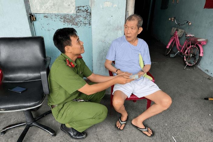 Công an phường Đông Hưng Thuận trao căn cước tận nơi ở cho người dân