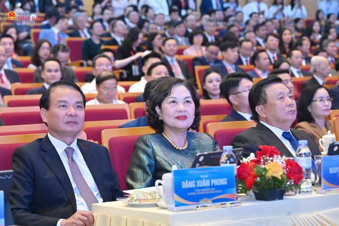 Phó Chủ tịch Quốc hội Nguyễn Thị Hồng và các đại biểu dự Hội nghị