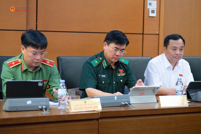 Các đại biểu Đoàn ĐBQH Quảng Trị tham gia phiên thảo luận ở Tổ 13 sáng 4/8