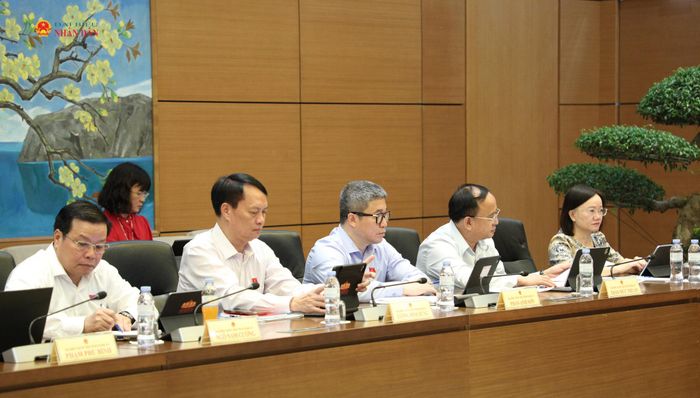 Các ĐBQH dự phiên thảo luận