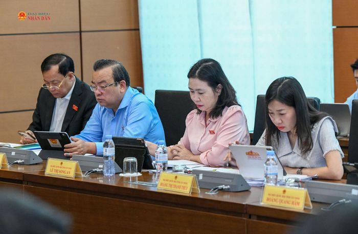 Các ĐBQH tỉnh Tây Ninh tham dự phiên thảo luận tổ. Ảnh: Lâm Hiển