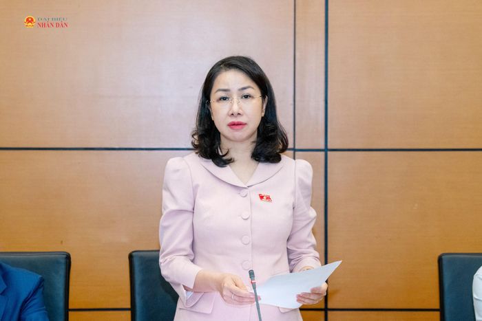 ĐBQH Phan Thị Thùy Linh (Thanh Hóa) phát biểu. Ảnh: Lâm Hiển