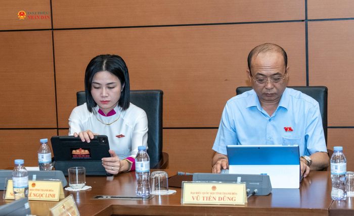 Các ĐBQH tỉnh Thanh Hóa tham dự thảo luận tổ. Ảnh: Lâm Hiển