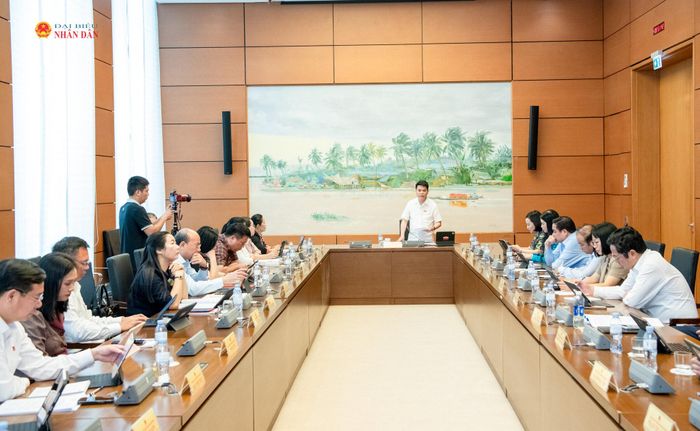 Quang cảnh phiên thảo luận tại Tổ 11, sáng 4/8