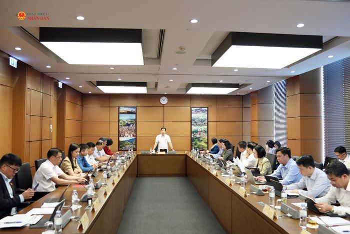 Toàn cảnh phiên thảo luận tại Tổ 10, sáng 4/8