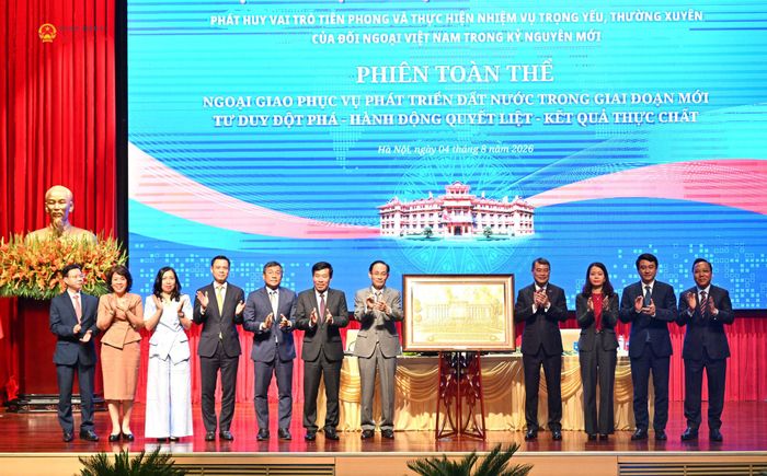 Thủ tướng Chính phủ Lê Minh Hưng tặng quà cho Bộ Ngoại giao
