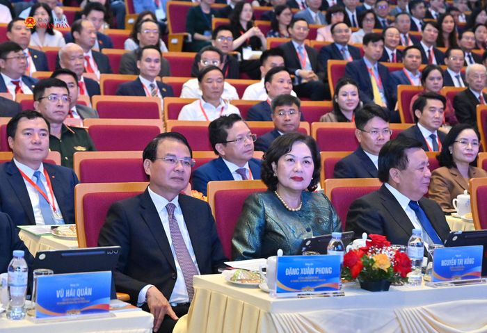 Phó Chủ tịch Quốc hội Nguyễn Thị Hồng và các đại biểu tại Hội nghị