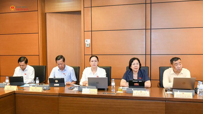 Các đại biểu tham gia thảo luận tại Tổ 12