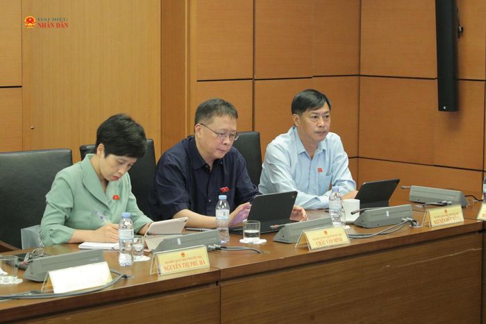 Các đại biểu tham gia thảo luận tại Tổ 15. Ảnh: Hồ Long