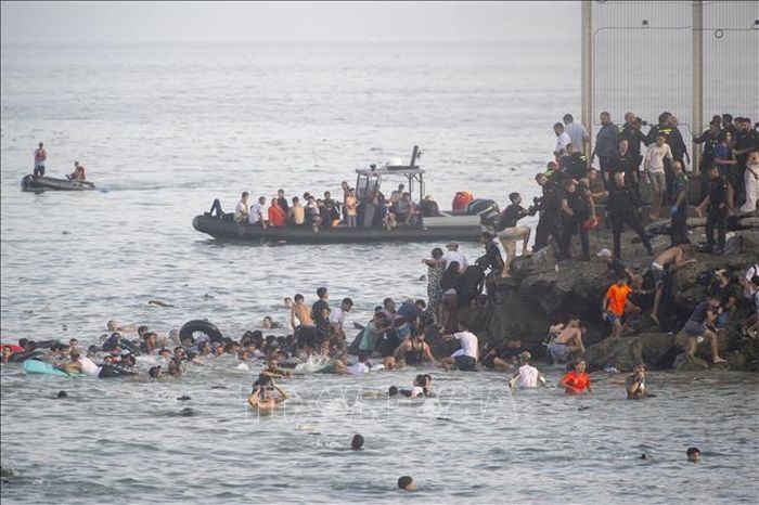 Hàng trăm người di cư tìm cách bơi từ Morocco sang Ceuta, vùng lãnh thổ của Tây Ban Nha ở Bắc Phi, ngày 30/7/2026. Ảnh: AA/TTXVN