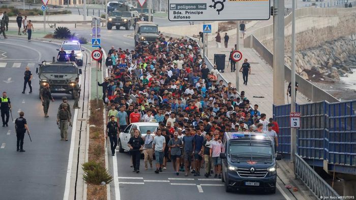 Tây Ban Nha đang tìm cách hồi hương những người cuối cùng vượt biên vào Ceuta những ngày qua. Ảnh: Jon Nazca/REUTERS