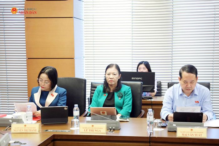 Phó Chủ tịch Quốc hội Nguyễn Thị Thanh và các đại biểu dự phiên thảo luận tại Tổ 10
