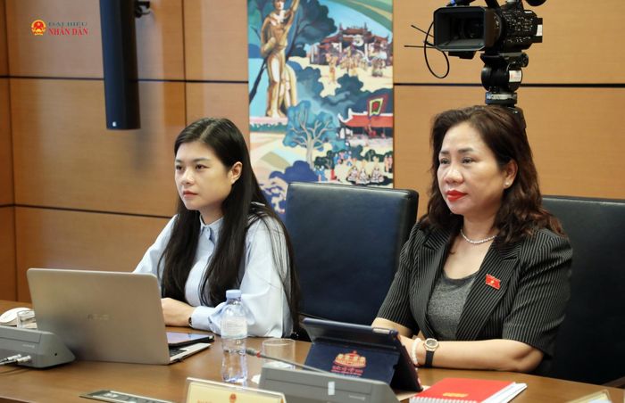 Các đại biểu dự phiên thảo luận tại Tổ 10