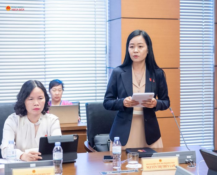 ĐBQH Nguyễn Thị Thúy Lam (Đồng Tháp) phát biểu. Ảnh: Mạnh Hưng