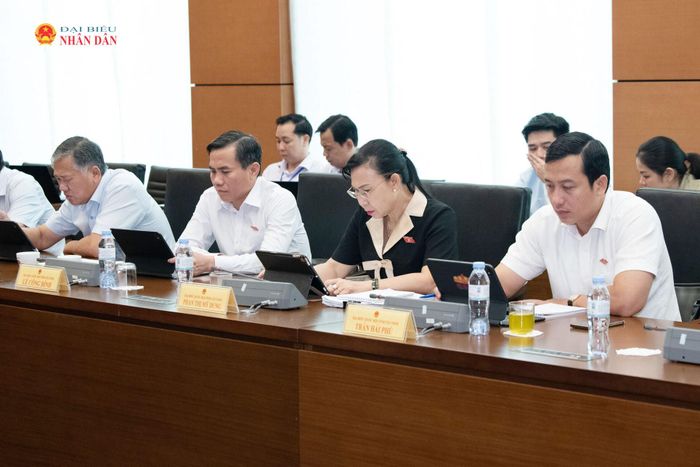Các ĐBQH tỉnh Tây Ninh tham dự thảo luận tổ. Ảnh: Lâm Hiển