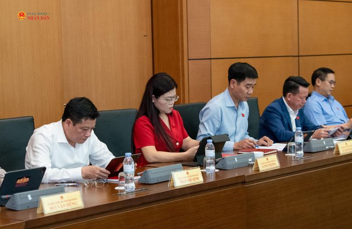 Các ĐBQH tỉnh Thanh Hóa tham dự thảo luận tổ. Ảnh: Lâm Hiển