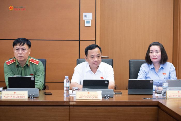 Các đại biểu tham gia phiên thảo luận ở Tổ 13 chiều 4/8