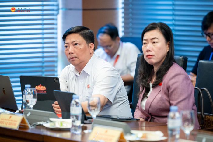 Các đại biểu tham gia phiên thảo luận tại Tổ 2