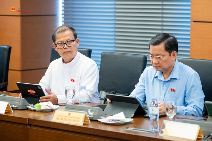 Các đại biểu tham gia phiên thảo luận tại Tổ 2