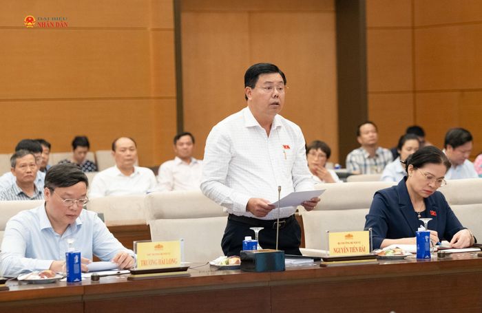 Bộ trưởng Bộ Nội vụ Nguyễn Tiến Hải trình bày Tờ trình của Chính phủ. Ảnh: Lâm Hiển