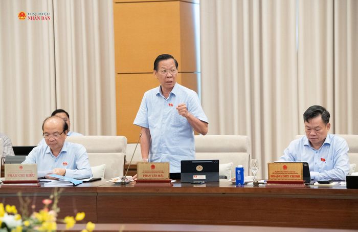 Chủ nhiệm Ủy ban Kinh tế và Tài chính Phan Văn Mãi phát biểu tại phiên họp. Ảnh: Lâm Hiển