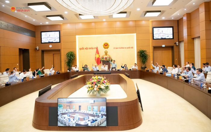 Ủy ban Thường vụ Quốc hội biểu quyết thông qua Nghị quyết về việc thành lập 12 phường thuộc tỉnh Bắc Ninh; thông qua về nguyên tắc dự thảo Nghị quyết về việc thành lập Tòa án nhân dân, Viện kiểm sát nhân dân thành phố Quảng Ninh và dự thảo Nghị quyết về việc thành lập Tòa án nhân dân, Viện kiểm sát nhân dân thành phố Bắc Ninh. Ảnh: Lâm Hiển