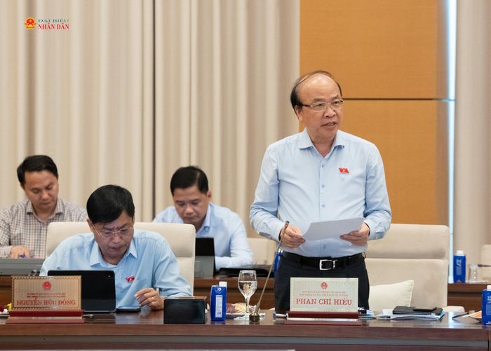 Chủ nhiệm Ủy ban Pháp luật và Tư pháp Phan Chí Hiếu trình bày Báo cáo thẩm tra. Ảnh: Lâm Hiển