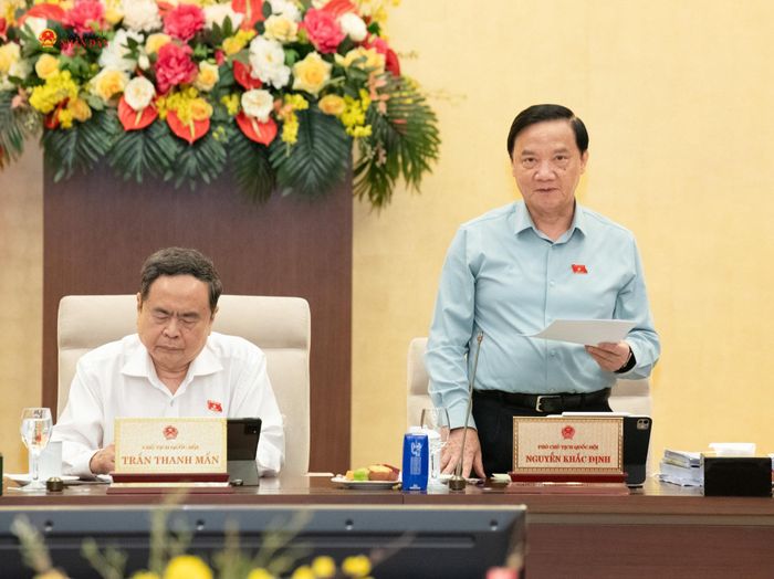 Phó Chủ tịch Quốc hội Nguyễn Khắc Định điều hành phiên họp. Ảnh: Lâm Hiển