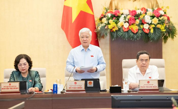 Phó Chủ tịch Thường trực Quốc hội Đỗ Văn Chiến phát biểu tại phiên họp. Ảnh: Lâm Hiển