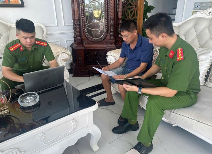 Phòng Cảnh sát quản lý hành chính về trật tự xã hội kiểm tra, hướng dẫn cơ sở kinh doanh có điều kiện về an ninh trật tự chấp hành các quy định của pháp luật. (Ảnh: CAHY)