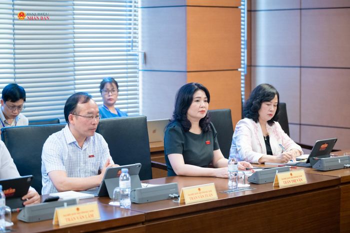 Các đại biểu tham dự phiên thảo luận tại Tổ 8