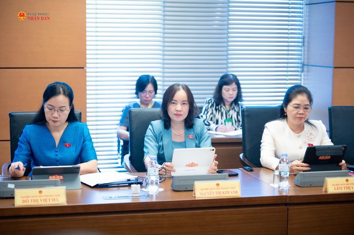 Các đại biểu tham dự phiên thảo luận tại Tổ 8