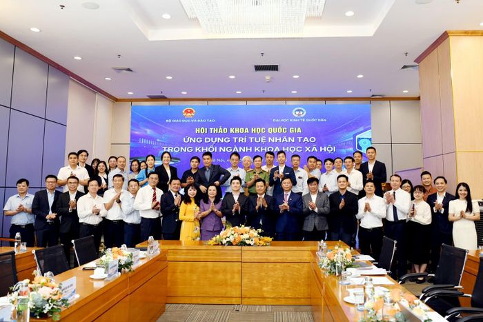 Các đại biểu chụp hình lưu niệm tại hội thảo