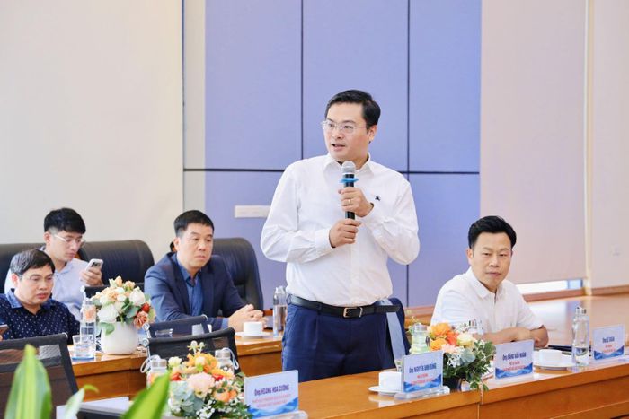 Phó Vụ trưởng Vụ Giáo dục Đại học Đặng Văn Huấn trao đổi trong phần thảo luận tại hội thảo