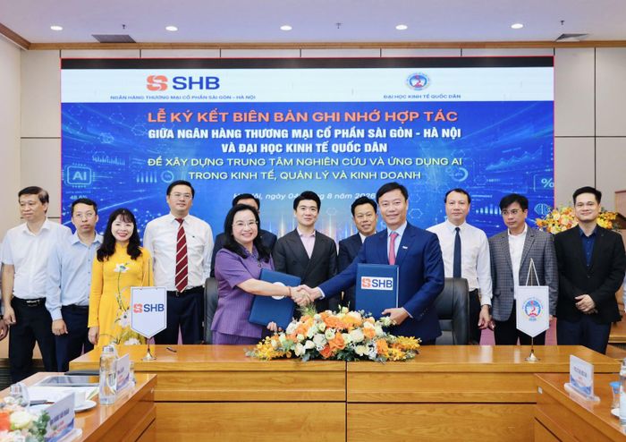 Thứ trưởng Lê Quân chứng kiến ký kết hợp tác nhằm thúc đẩy ứng dụng trí tuệ nhân tạo trong khối ngành khoa học xã hội giữa 5 cơ sở giáo dục đại học với Ngân hàng TMCP Sài Gòn - Hà Nội (SHB)