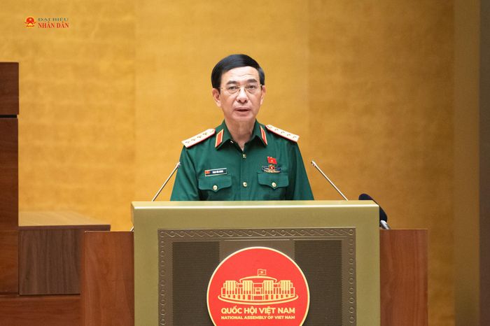Phó Thủ tướng Chính phủ, Bộ trưởng Bộ Quốc phòng Phan Văn Giang trình bày Tờ trình về dự án Luật Phòng, chống phổ biến vũ khí hủy diệt hàng loạt và dự án Luật sửa đổi, bổ sung một số điều của 09 luật về quân sự, quốc phòng