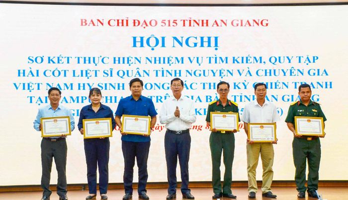 UBND tỉnh An Giang đã khen thưởng cho 17 tập thể có thành tích xuất sắc trong thực hiện nhiệm vụ tìm kiếm, quy tập hài cốt liệt sĩ. Ảnh: Phương Vũ