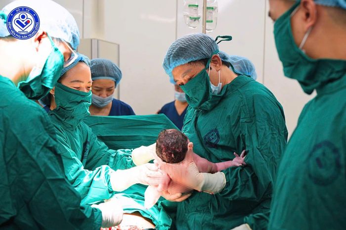 TTND.GS.TS Nguyễn Duy Ánh trực tiếp thực hiện ca mổ đầu tiên tại Cơ sở 2. Ảnh: BVCC