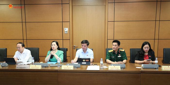 Các đại biểu tham gia phiên thảo luận tổ