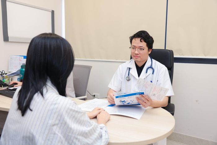 ThS.BS Nguyễn Duy Anh tư vấn cho một ca bệnh (Ảnh: BSCC)