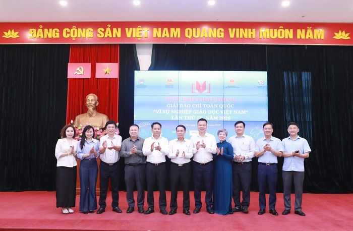 Các đại biểu chụp ảnh lưu niệm tại buổi họp báo.