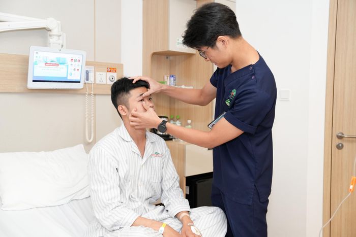Bác sĩ thăm khám cho bệnh nhân sau phẫu thuật (Ảnh: BVCC)
