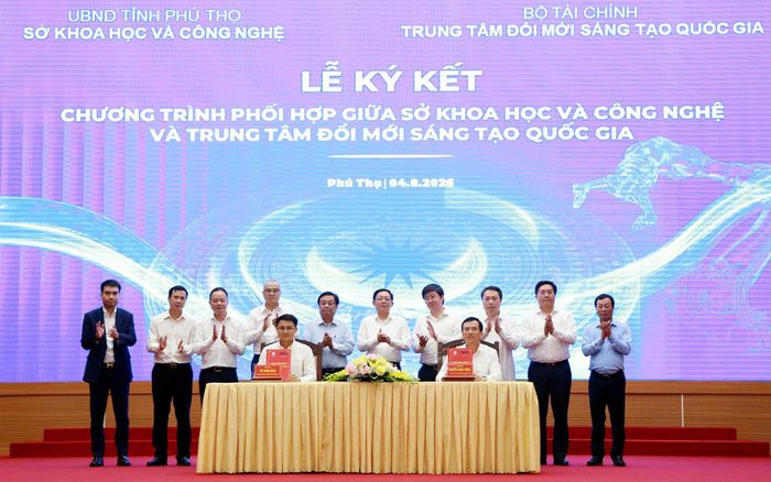 Phó Thủ tướng Hồ Quốc Dũng và các lãnh đạo bộ, ban ngành, tỉnh Phú Thọ chứng kiến ký kết hợp tác tại hội nghị.