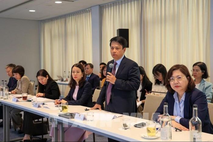 Phó Thống đốc Phạm Tiến Dũng trao đổi một số nội dung doanh nghiệp quan tâm. Ảnh: Anh Hiển - PV TTXVN tại châu Âu
