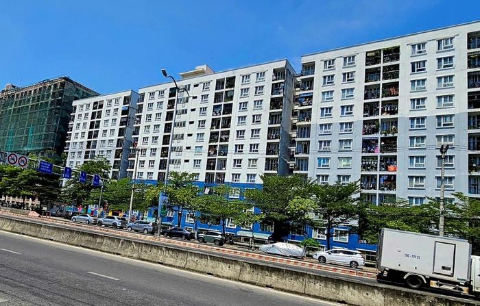 Khi nộp hồ sơ, người dân cần làm việc trực tiếp với bộ phận hướng dẫn của chủ đầu tư, không thông qua môi giới hay các cá nhân - Ảnh minh họa