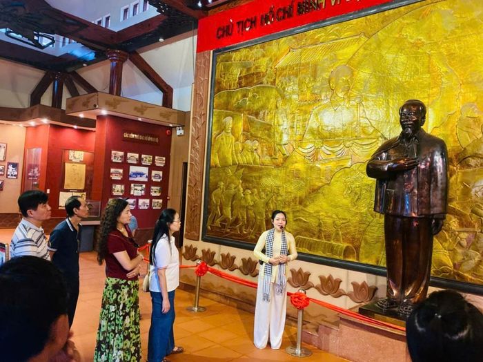 Tượng Bác Hồ được đặt trang trọng ngay giữa Nhà Trưng bày - Ảnh: B. Minh