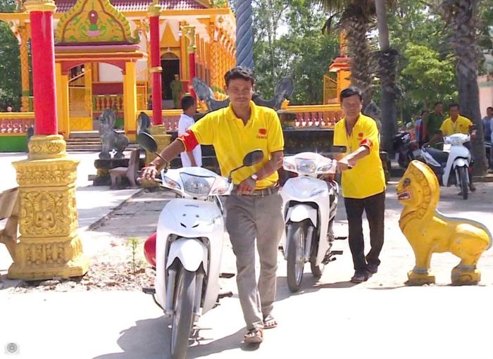 Các thành viên mô hình sắp xếp ngăn nắp phương tiện của phật tử khi đến chùa chiêm bái.