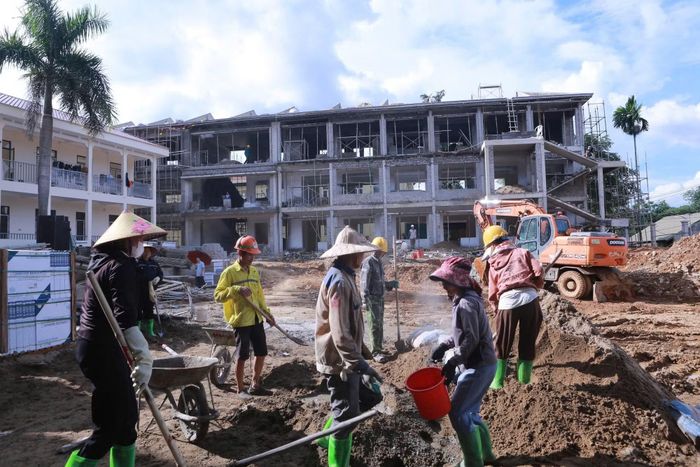 Để đảm bảo tiến độ dự án, đơn vị thi công tập trung nhân lực, phương tiện làm việc liên tục không nghỉ.