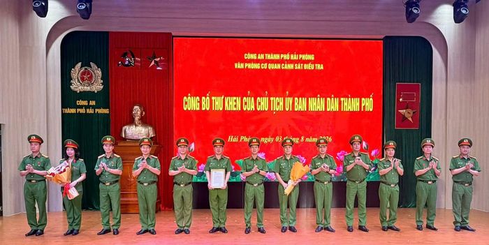 Các tập thể, cá nhân có thành tích xuất sắc trong quá trình điều tra phá án được biểu dương, khen thưởng.